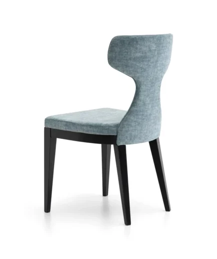 Silla TURIA de diseño moderno tapizada en terciopelo azul, con respaldo curvado ergonómico y patas de madera negra, perfecta para comedor u oficina contemporánea.