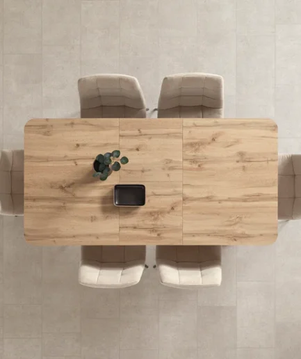 Mesa de comedor extensible Sena con tablero acabado Roble, patas negras mate de madera de haya y diseño moderno con esquinas redondeadas.
