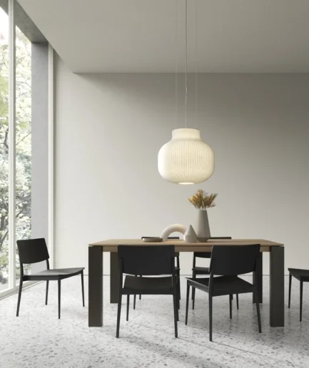 Mesa de comedor extensible de madera lacada en 140x90 cm, ampliable hasta 200 cm, con diseño moderno y funcional.