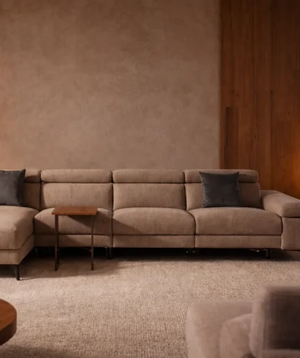 Sillón relax de diseño contemporáneo con amplios volúmenes, cabezal regulable hasta 130 grados y sistema motorizado de ajuste para mayor confort.