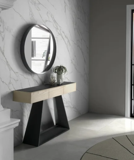 Consola SUE en madera lacada con tapa porcelánica de 3/4 mm y pie metálico lacado en acabado personalizable.