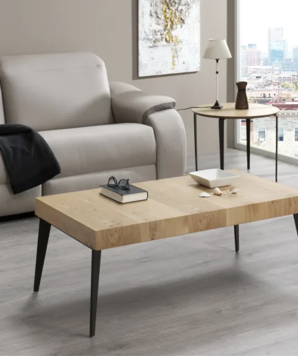 Mesa elevable de centro con sobre en roble o nogal, estructura metálica lacada y compartimento interior de almacenaje oculto.