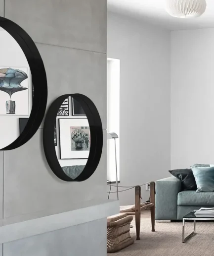 Espejo REDO B con acabado en acero o lacado, diseño elegante de líneas contemporáneas y reflejos decorativos