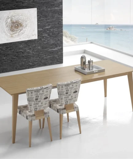 Mesa de comedor extensible Nordic de madera de haya con sobre en chapa natural, sistema de apertura con extensiones y diseño moderno.