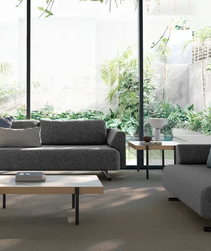 Mesa Brich cuadrada o rectangular con patas metálicas negras y estructura en madera, disponible con encimera lacada o porcelánica.