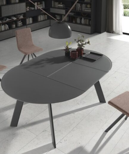 Mesa de comedor extensible con estructura de acero y tapa en cerámica o Dekton, con extensibles integrados.