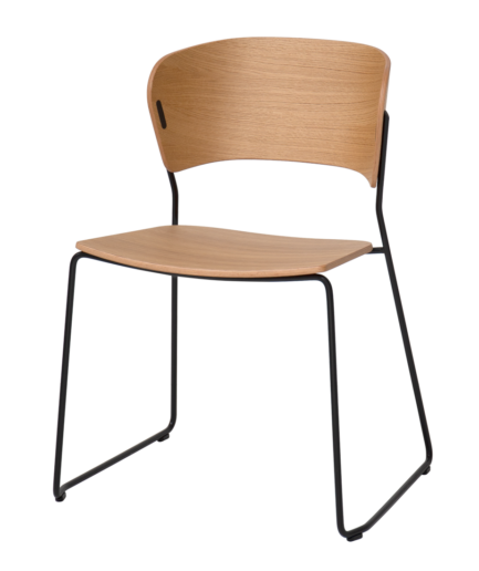 Silla apilable con asiento y respaldo de madera contrachapada y base de acero en trineo o cuatro patas, con acabados personalizables y opción de asiento tapizado.