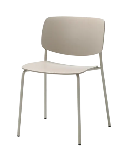 Silla apilable con base de 4 patas o trineo en acero, asiento y respaldo en polipropileno o tapizado opcional, diseño moderno y personalizable.