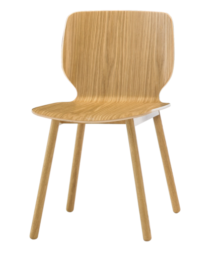 Silla con carcasa de madera contrachapada y base de cuatro patas en madera maciza de haya o roble, disponible en diferentes acabados y opción de asiento tapizado.