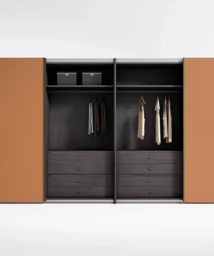 Armario de dormitorio con puertas correderas personalizables, disponible en diferentes acabados y medidas, ideal para optimizar espacios reducidos.
