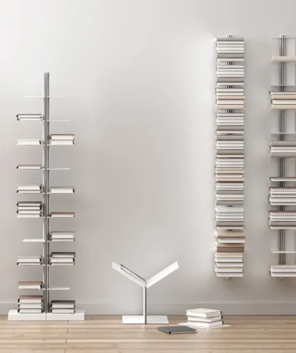 Estantería Usio de diseño minimalista con columna de aluminio y estantes de acero pintados en acabado plata mate.