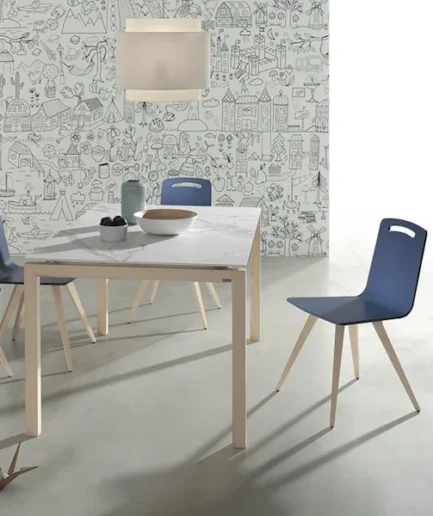Mesa Fenicia extensible con estructura elegante y extensible lateral de 60 cm, disponible con patas metálicas cuadradas o redondas, o patas de madera de haya y fresno.