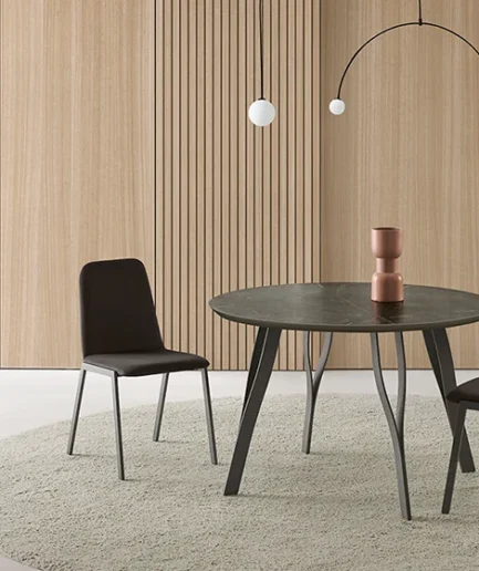 Mesa de comedor Zahorí redonda o rectangular con estructura metálica y tapa de madera o melamina, fija o extensible.