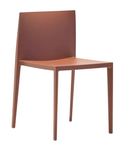 Silla Sail de polipropileno y fibra de vidrio, ligera y resistente, apta para interior y exterior, disponible en varios colores.