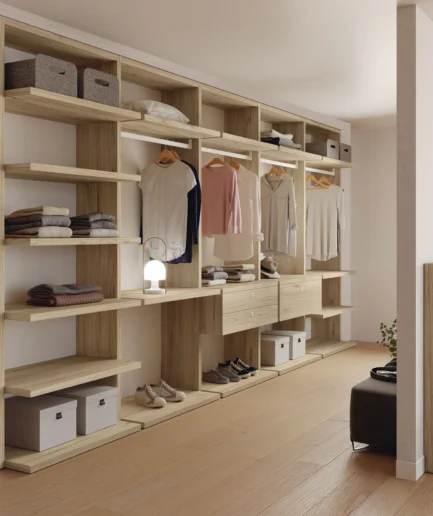 Vestidor modular abierto ADD con estantes, barras de colgar y cajones en acabados blanco y Mela, diseñado para organizar ropa y accesorios con estilo moderno.