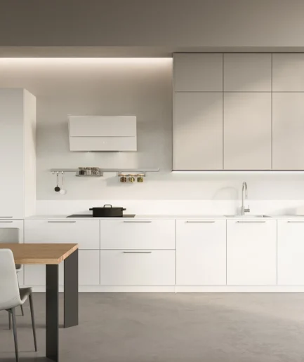 Cocina moderna con puerta Modern en acabado blanco mate, muebles altos de vidrio satinado, detalles en madera Rovere Selva, iluminación LED y accesorios interiores funcionales.