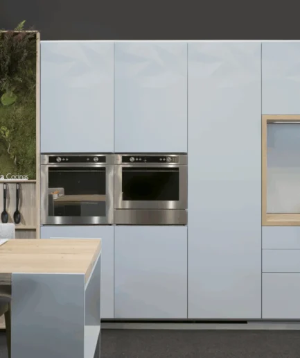 Cocina moderna con isla central, puertas de acabado geométrico, muebles en madera, estanterías abiertas, gavetas interiores organizadas y un jardín vertical con espacio para huerto urbano.