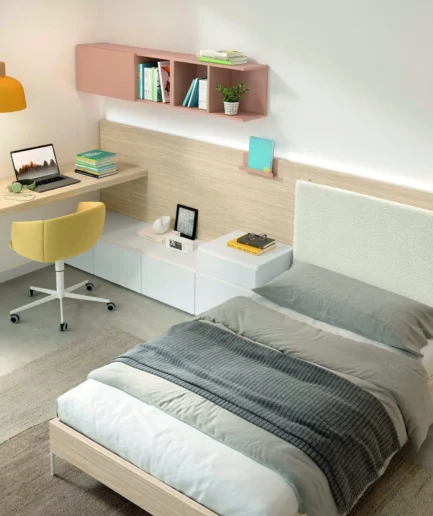 Dormitorio juvenil AD-60 de Glicerio Chaves con cama volada de pata metálica, cabezal fuelle, complemento tapizado, escritorio con encimera curva, estanterías y módulos de almacenamiento en acabados Brisa, Nomad e Iseo.