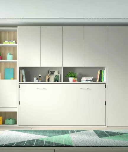 Dormitorio juvenil compacto con cama abatible horizontal integrada en un puente con almacenaje, armario de dos puertas y librería con escritorio plegable, diseñado para aprovechar al máximo espacios pequeños.