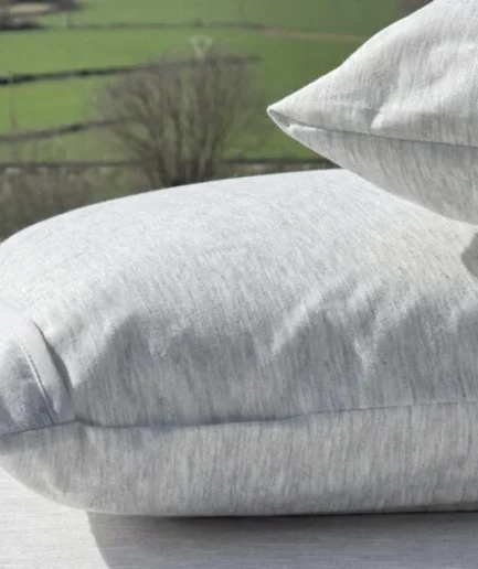 Funda de almohada impermeable BSensible NaturZinc® Casual de color gris con acabado vigoré y cierre de cremallera. Fabricada con fibras de origen natural y membrana impermeable y transpirable, ofrece protección antibacteriana, antiácaros y para pieles sensibles.