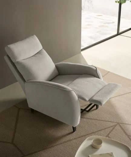 Sillón Pol Express de diseño ligero y contemporáneo, con asiento confortable y entrega rápida.