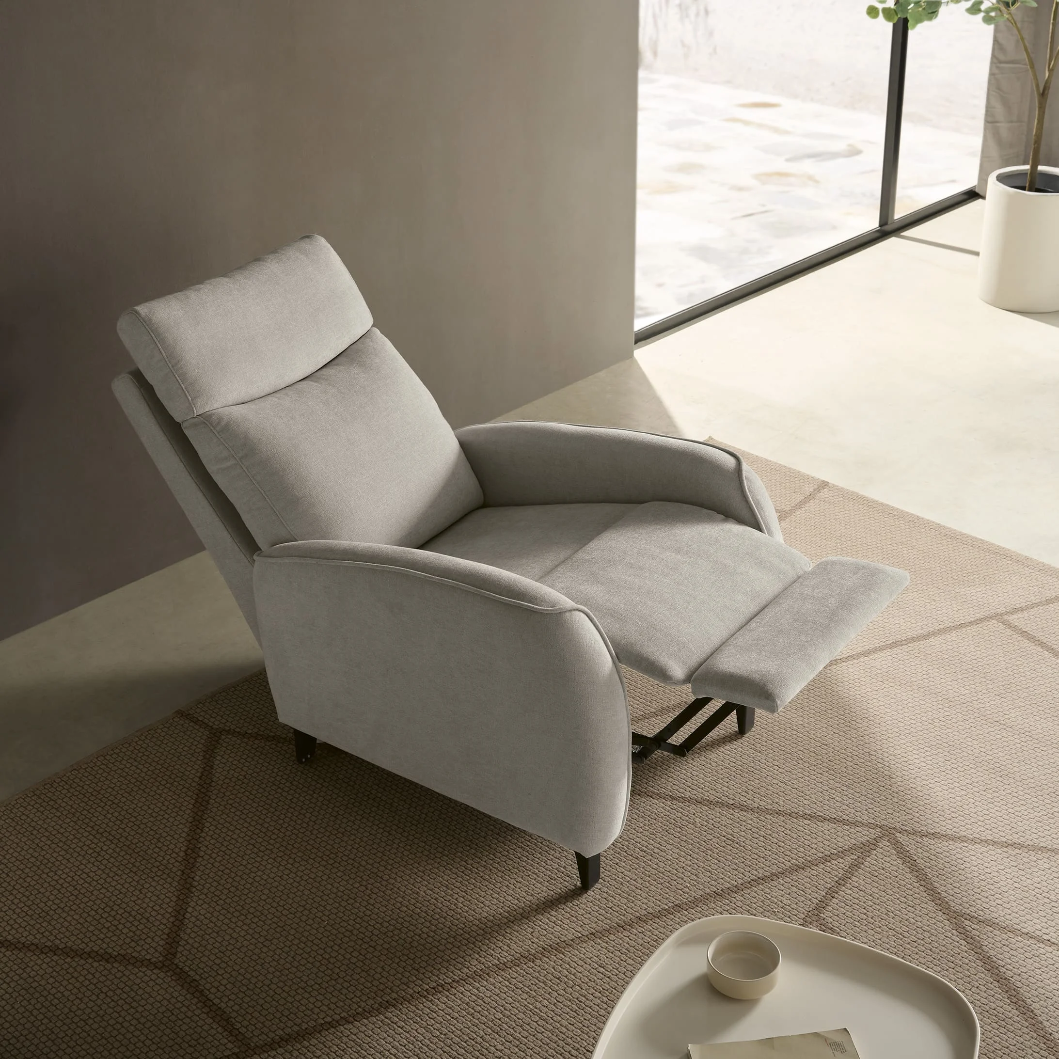 POL-02-copia Sillón Pol Express de diseño ligero y contemporáneo, con asiento confortable y entrega rápida.