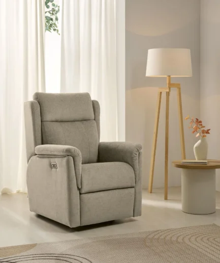 Sillón relax Roma Express con elevador de dos motores, ruedas y tapizado en tejidos Natura de tonos neutros.