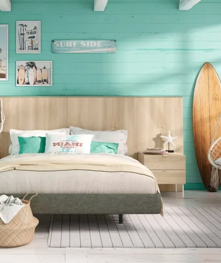 Dormitorio moderno con cabecero de cama BRICK de gran tamaño, acabado superior en Laurel, muebles en color Lino y aro de cama tapizado en Laureltex. La estancia presenta una decoración de inspiración surfera, con mesitas de noche a ambos lados y un ambiente luminoso y contemporáneo.