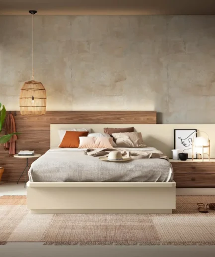 Dormitorio moderno con cabecero DUO formado por dos piezas superpuestas en colores Panacota y Chia. La estancia incluye un espejo en acabado Greda y un puff con tapizado Óxidotex, creando un ambiente elegante, tranquilo y personalizado.