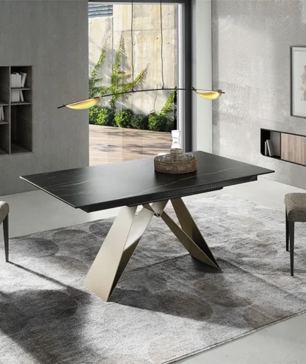 Mesa de comedor extensible Anas de Indesan con tapa porcelánica sobre cristal, estructura metálica lacada en negro y sistema de apertura sincronizada.