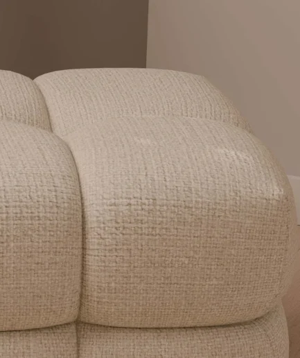 Puff TROY taupe de diseño acolchado y forma compacta, pensado como asiento auxiliar para diferentes espacios del hogar.