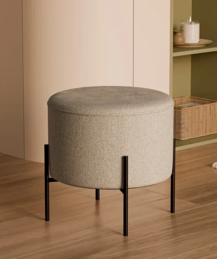 **Puff HERMAN beige de diseño contemporáneo con asiento tapizado y patas metálicas, de 40 cm de diámetro y 41 cm de alto.**