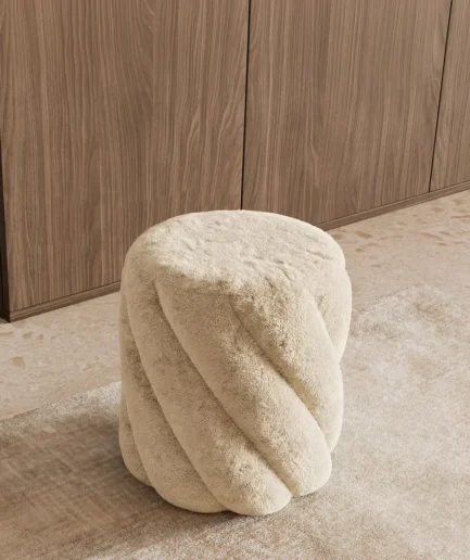 Puff DEREK de diseño curvo y envolvente, tapizado en tejido teddy de poliéster, disponible en tonos beige, verde, taupe y terracota.