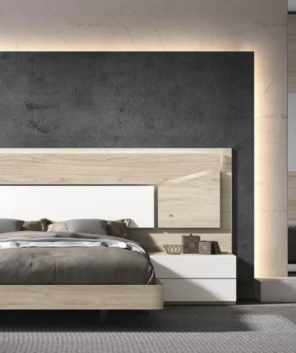 Conjunto de dormitorio compuesto por cabezal de 305 × 120 cm, bancada para colchón de 150 × 190 cm, dos mesitas de noche, cómoda y espejo. Fabricado con tableros melamínicos de diferentes espesores, cantos en PVC y cajones con guías ocultas de autocierre. Materiales certificados PEFC, FSC y AITIM.