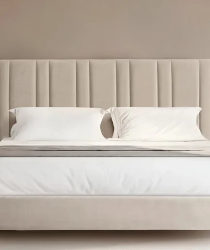 Cabezal acolchado con rayas verticales y acabado textil, diseñado para instalar en la pared de la cama.