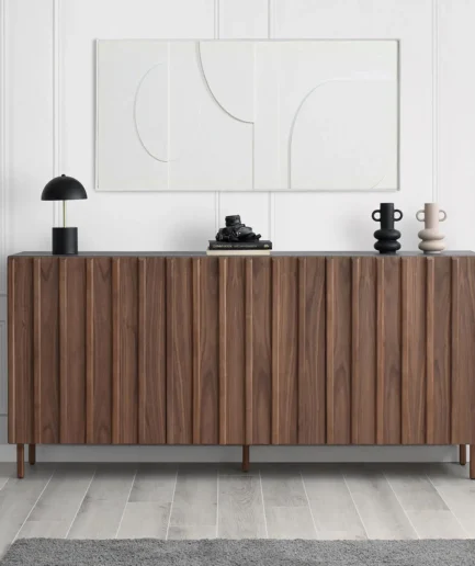 Aparador Lakesberg de Kanem en acabado nogal, de diseño nórdico moderno con líneas minimalistas, disponible en diferentes medidas y configuraciones de 2, 3 o 4 puertas con amplio espacio de almacenamiento.