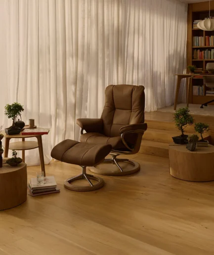 Sillón Stressless® Mayfair de diseño clásico y elegante, acompañado de un puf reposapiés, disponible en diferentes acabados y tapizados.