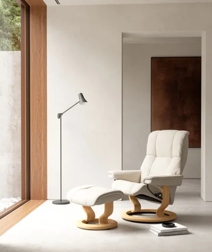 Sillón Stressless® Mayfair de diseño clásico y elegante, con acolchado extra suave, acompañado de puf reposapiés. Disponible en diferentes tallas, bases, acabados y tapizados en tela o piel.