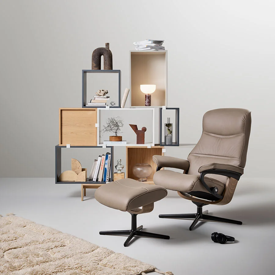 sillon-philip-stressless (2) Sillón Stressless® Philip de respaldo alto y diseño envolvente, acompañado de reposapiés y disponible con bases Signature o Cross.