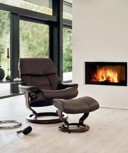 Sillón Stressless® Ruby de diseño nórdico y contornos redondeados, acompañado de un puf reposapiés a juego. Disponible en diferentes tallas, bases y tapizados.