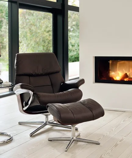 Sillón Stressless® Ruby de diseño nórdico y contornos redondeados, acompañado de un puf reposapiés a juego. Disponible en diferentes tallas, bases y tapizados.