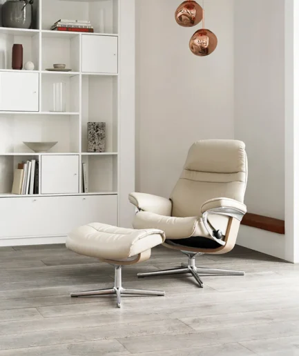 Sillón Stressless® Sunrise de diseño elegante y redondeado, disponible en diferentes tallas, bases y tapizados, acompañado de un puf a juego.