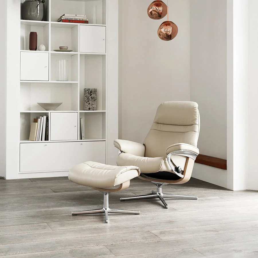 sillon-sunrise-stressless (1) Sillón Stressless® Sunrise de diseño elegante y redondeado, disponible en diferentes tallas, bases y tapizados, acompañado de un puf a juego.