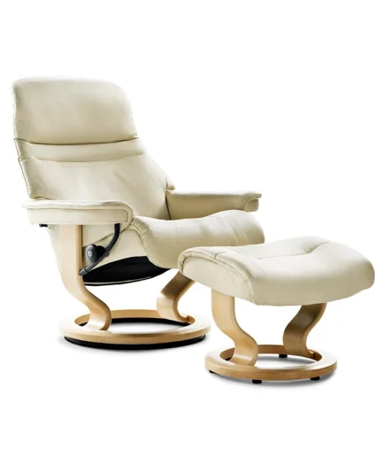 Sillón Stressless® Sunrise de diseño elegante y redondeado, disponible en diferentes tallas, bases y tapizados, acompañado de un puf a juego.