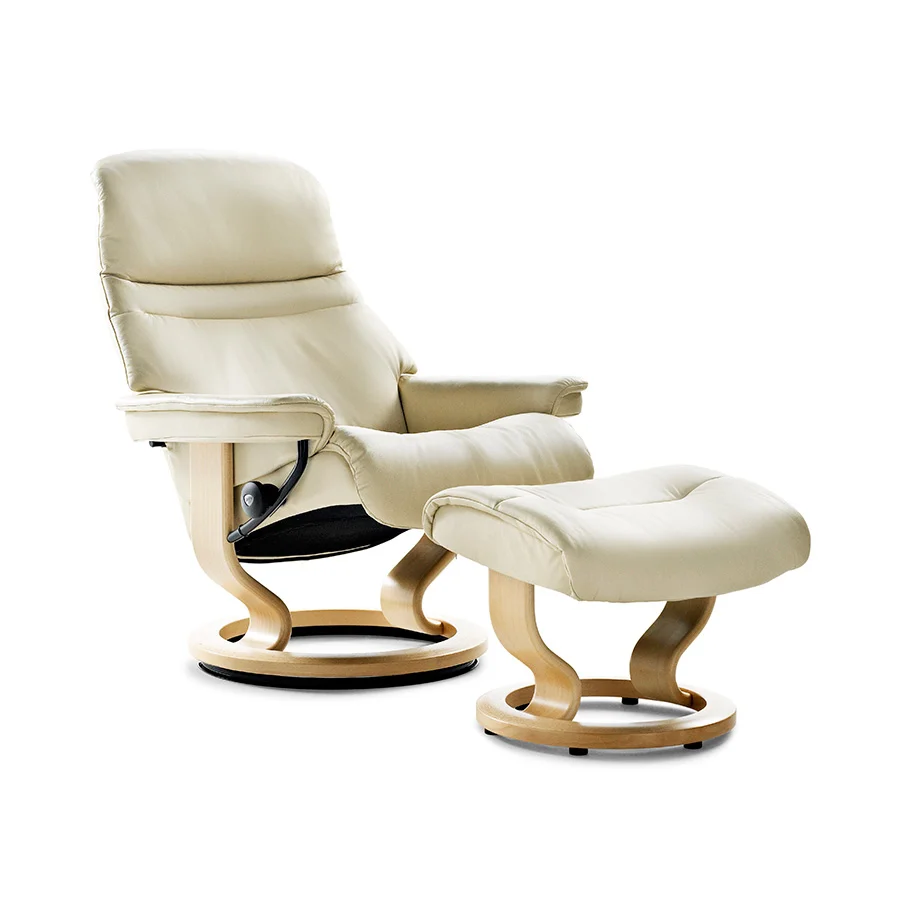 sillon-sunrise-stressless (2) Sillón Stressless® Sunrise de diseño elegante y redondeado, disponible en diferentes tallas, bases y tapizados, acompañado de un puf a juego.