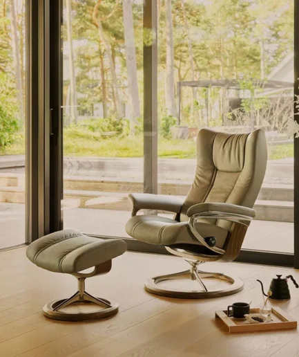 Sillón Stressless® Wing en diseño clásico y elegante, disponible en diferentes tallas, tapizados y bases con reposapiés.