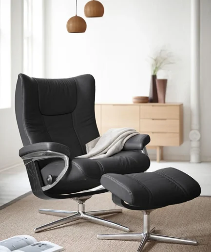 Sillón Stressless® Wing en diseño clásico y elegante, disponible en diferentes tallas, tapizados y bases con reposapiés.