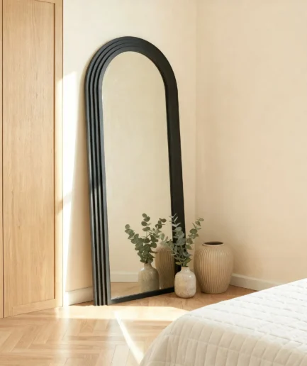 Espejo vestidor Baden negro de 85x190 cm con marco arqueado tridimensional de MDF en acabado negro mate.