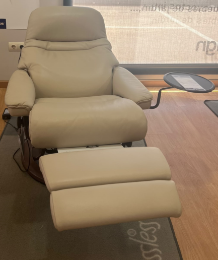 Sillón relax Stressless® de exposición con reposapiés y mesa auxiliar integrada en acabado claro