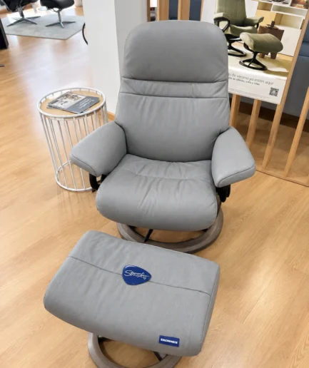 Sillón Stressless Sunrise base Signature en piel Paloma 45 Mushroom, estructura Matte Black y Smoked Oak